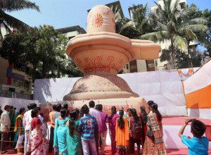 Installation of a huge Shivalingam by Prajapita Bhrahmakumari on the occasion of Mahashivratri in Thane Maharashtra