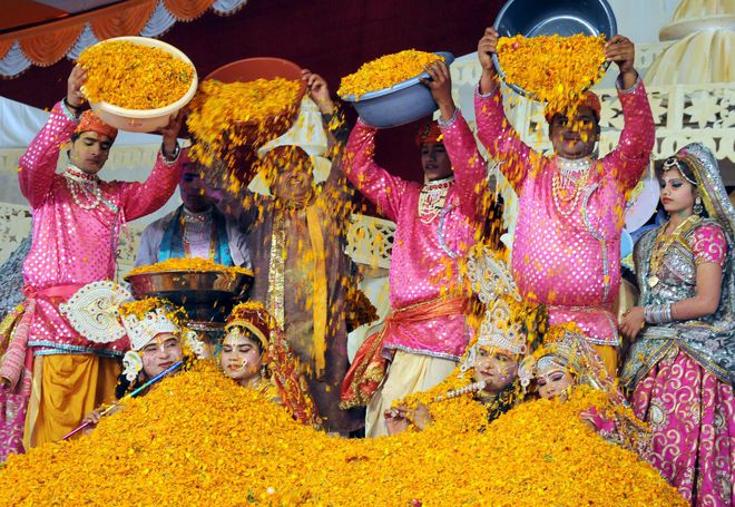 Artistes celebrate Lathmar Holi in East Delhi