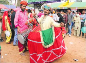 Artistes from Rajasthan perform the Kachi Ghori dance at Saras Mela in Bathinda