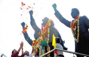 Floral tributes being paid to Shaheed Bhagat Singh Rajguru and Sukhdev on their martyrdom day at the Jagraon bridge in Ludhiana