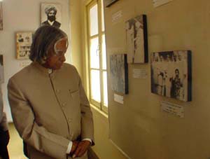 President A.P.J. Abdul Kalam evinces keen interest in the photographs connected with the life of Shaheed Bhagat Singh