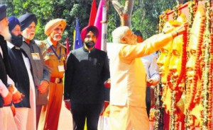 Prime Minister garlands the statues of martyrs at the Hussainiwala memorial