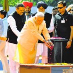 Prime minister Narendra Modi pays tributes to the martyrs as Union Ministers Harsimrat Kaur and Vijay Sampla and Chief Minister PS Badal looks on at Hussainiwala