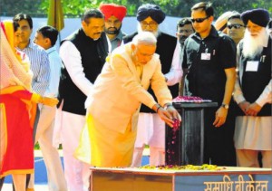 Prime minister Narendra Modi pays tributes to the martyrs as Union Ministers Harsimrat Kaur and Vijay Sampla and Chief Minister PS Badal looks on at Hussainiwala