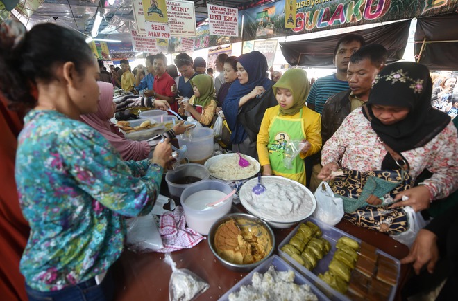 Indonesian Muslims prepare for breaking fast by purchasing sweet meals at a food festival special for Ramadan in Jakarta