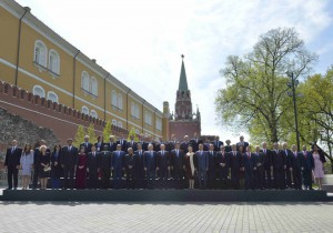 Russian President Vladimir Putin (C), delegation heads and honorary guests pose for a picture in the Alexander Garden on the Victory Day in central Moscow, Russia, on May 9, 2015.