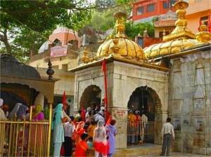 यह देश के 51 शक्तिपीठों में से एक है और देवी ज्वालामुखी को समर्पित है, जिन्हें 'ज्वलंत मुख' की देवी भी माना जाता है।