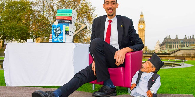 Worlds-Tallest-Man-Meets-Shortest