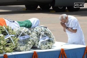 Prime Minister Narendra Modi pays his last respects at the body of former President APJ Abdul Kalam at Palam Air Force Station in New Delhi on July 28, 2015, after its arrival from Guwahati.