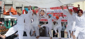 School children perform a bhangra to mark the occasion of the 106th anniversary of execution of revolutionary freedom fighter Madan Lal Dhingra in Amritsar on August 17, 2015