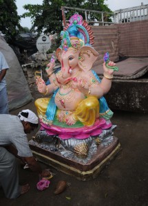 Devotees pray before taking the idol of Lord Ganesha to its pandal on the eve of Ganesh Chaturti September 15, 2015