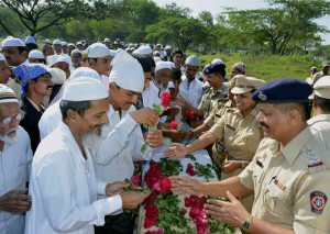 Police offer roses to Muslims while greeting them on Eid-al-Adha in Karad on September 25, 2015