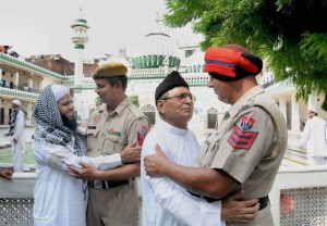 Punjab policemen greet Muslims on Eid-al-Adha at the historical mosque of Khairudeen Jama Maszid in Amritsar on September 25, 2015