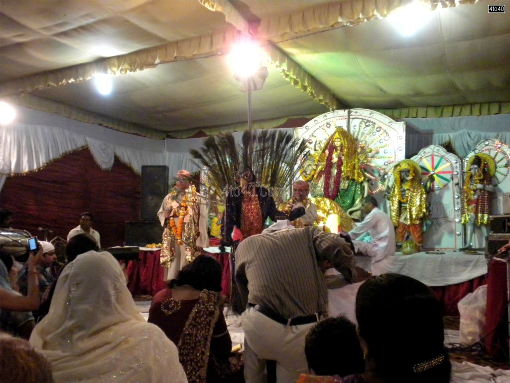 A dance item is being performed at Mata ki Chowki in New Delhi