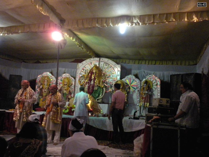 Aarti being performed beside bhetein at Mata Ki Chowki in New Delhi