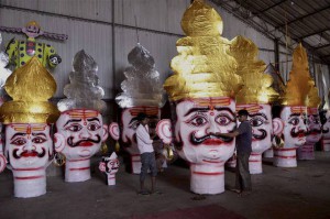 Artists paint effigies of Hindu demon King Ravana in Bhopal on October 20, 2015, ahead of the Hindu festival of Dussehra