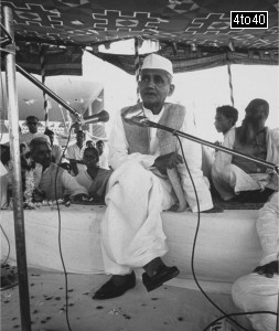 Prime Minister Lal Bahadur Shastri at reception in Allahabad district during tour of Constituency