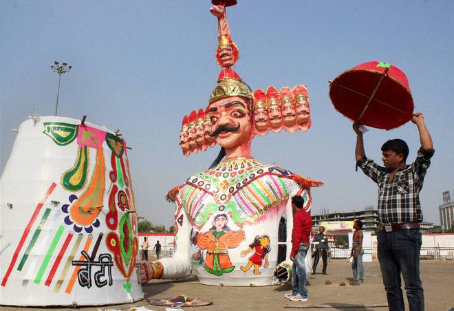 Workers installing effigies of Hindu demon King Ravana at Kasturchand Park in Nagpur on October 20, 2015, ahead of the Hindu festival of Dussehra
