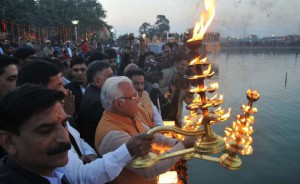 Chief Minister Manohar Lal Khattar offers prayers to Braham Sarover during Gita Jayanti celebration at Braham Sarovar in Kurukshetra on December 21, 2015