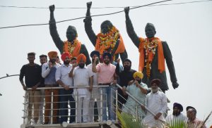 Youth Akali Dal party members pay tribute to martyr Sukhdev, Bhagat Singh and Rajguru on their death anniversary at Jagraon bridge in Ludhiana