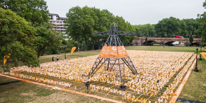 Largest display of toy windmills: energis GmbH sets world record