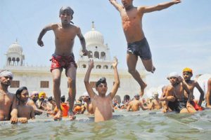 Devotees take a holy dip in a sarovar at Gurdwara Gau Ghat Patshahi Pehli Gaushala Road, Ludhiana