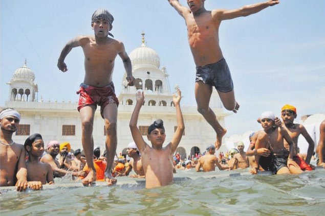 Devotees take a holy dip in a sarovar at Gurdwara Gau Ghat Patshahi Pehli Gaushala Road, Ludhiana