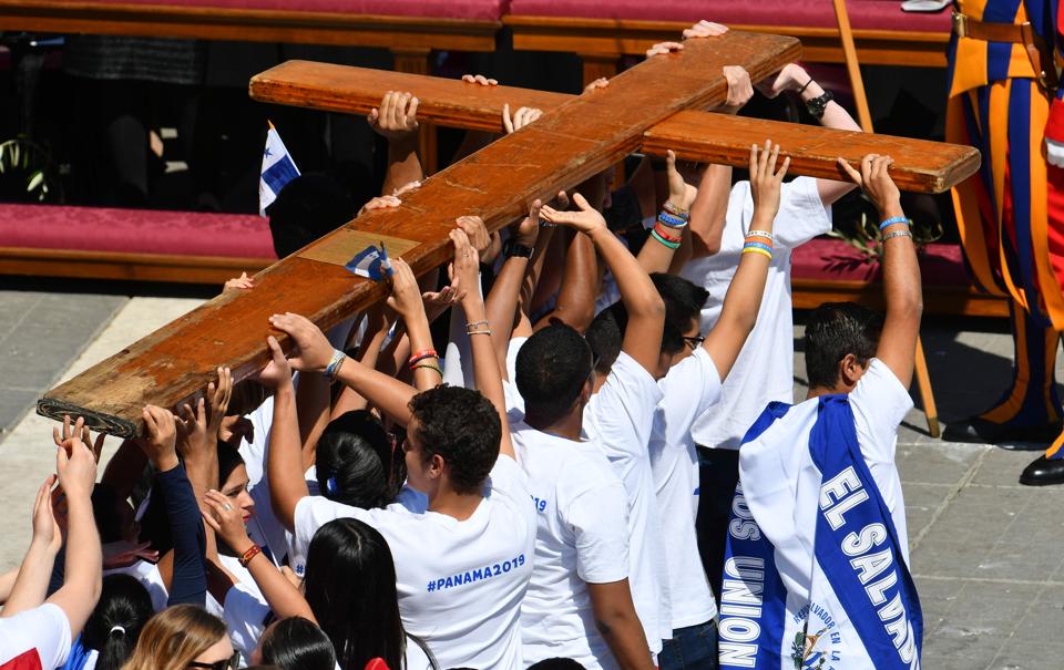 Young people from Panama carry a wooden cross as Panama will host the 2017 World Youth Day, during the Palm Sunday mass