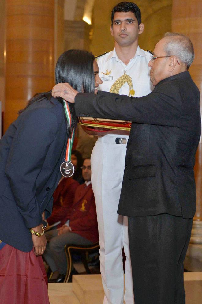 President Pranab Mukherjee presents Rajiv Gandhi Khel Ratna award to Badminton Player PV Sindhu at the National Sports and Adventure Award 2016 function at Rashtrapati Bhawan in New Delhi on August 29, 2016.