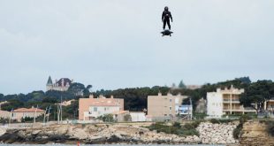 Farthest hoverboard flight: Franky Zapata breaks record