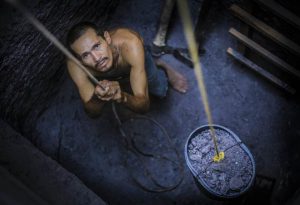 Nicaraguan Carlos Gonzalez sinks a 15 meters deep looking for water in La Ceiba Community in Boaco some 53 km from Managua, on March 31, 2016.