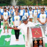 President Pranab Mukherjee beating the drum to inaugurate the mass Yoga event at Rastrapati Bhawan on the 2nd International Day of Yoga in New Delhi