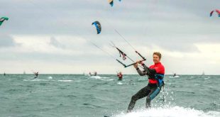 UK Guinness World Records: Largest parade of kite surfers