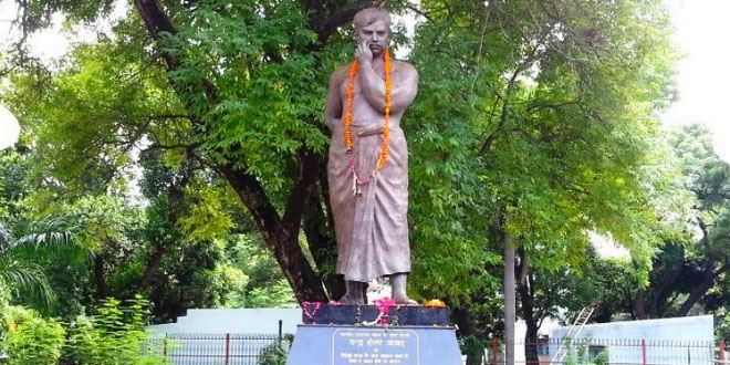Chandra Shekhar Azad Park was earlier known as Alfred Park or Company Garden. This is where Chandra Shekhar Azad was cornered by the British and shot himself to avoid being caught. He died a martyr. There is now a statue of him in the park to honor his memory. 