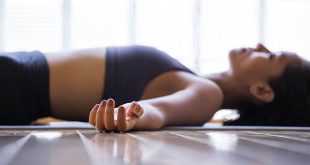 शरीर, इंद्रियों, मन व प्राण की हलचल को दूर करता है: Corpse Pose / Shavasana शवासन