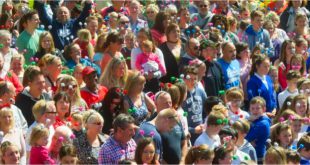 Guinness World Record: Most people wearing head boppers
