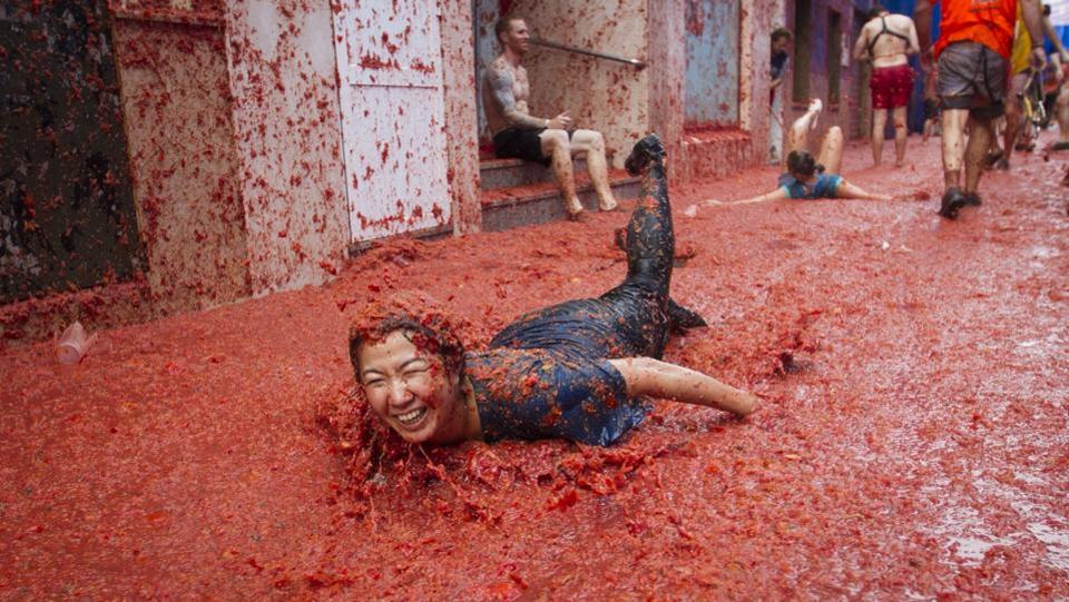 The fight normally lasts for an hour, after which the town square is covered with tomato debris.