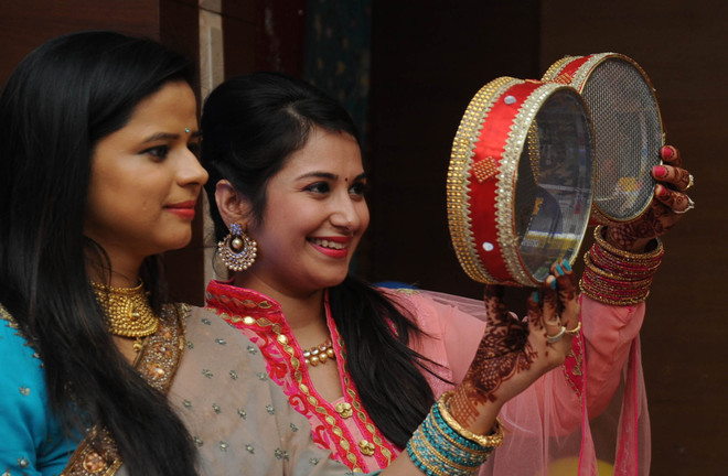 Hindu wives perform rituals during the Karwa Chauth festival in Bathinda on October 19, 2016.