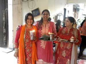 Manpreet Malik with Shubha Seth & Shally Tuli at Karwa Chauth Puja being held at Cosy Apartments, Rohini