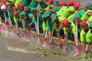 Cambodian participants row their dragon boats during the Water Festival in Phnom Penh on November 14, 2016.