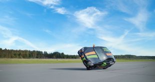 Finland Guinness World Record: Fastest car on two wheels