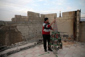 Akram Abu al-Foz, decorates a Christmas tree from empty shells he collected and drew on, in the rebel held besieged city of Douma, in the eastern Damascus suburb of Ghouta, Syria December 23, 2016. Picture taken December 23, 2016.