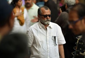 Bollywood actor Pankaj Kapur (C) arrives to pay last respects to the deceased Indian actor Om Puri during his funeral in Mumbai on January 6, 2017