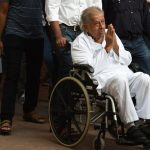 Bollywood actor Shashi Kapoor arrives to pay last respects to the deceased Indian actor Om Puri during his funeral in Mumbai on January 6, 2017