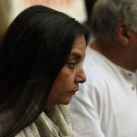 Bollywood actress Shabana Azmi (L) arrives to pay last respects to the deceased Indian actor Om Puri during his funeral in Mumbai on January 6, 2017