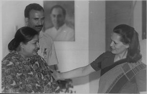 Congress president Sonia Gandhi welcoming AIADMK supremo Jayalalithaa at her residence in New Delhi on 15 April 1999