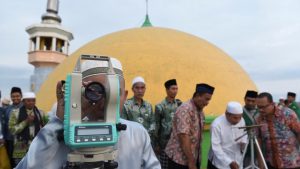 Officials from the Nahdlatul Ulama Islamic organisation use telescopes for the sighting of the new moon for the start of the Muslim fasting month of Ramadan in a mosque in Surabaya, East Java, Indonesia.