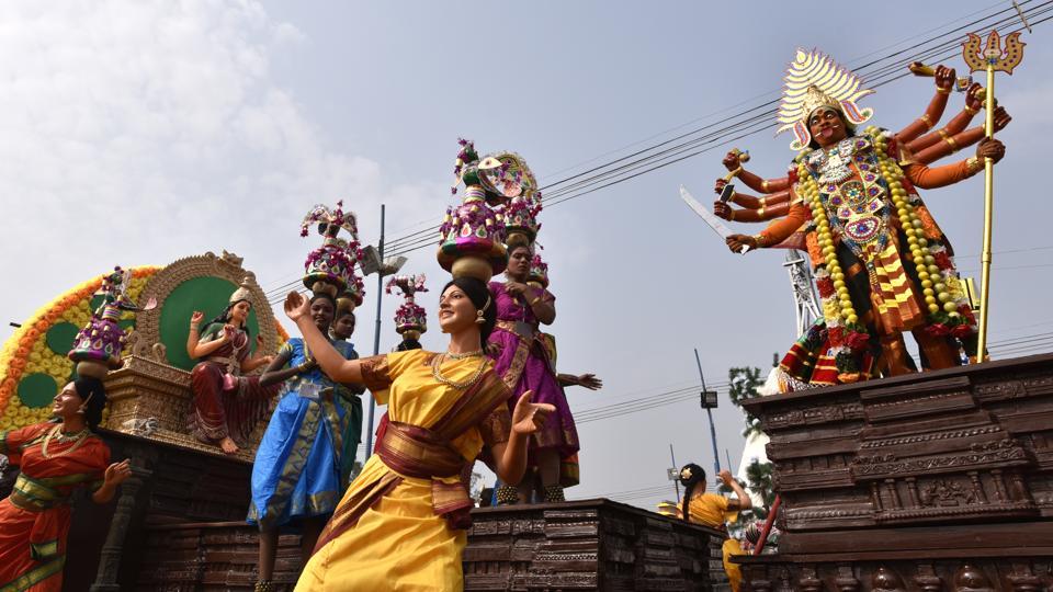 ‘Karakattam’ is one of the old folk dances of Tamil Nadu. The Karagam dancers perform entertaining dance movements to the beat of drums balancing with the Karagam on their head