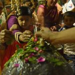 Devotees offer water, milk, bhaang and akwan flowers to Shiva’s idol or Shivalinga. Devotees at Jogeshwari caves in Mumbai