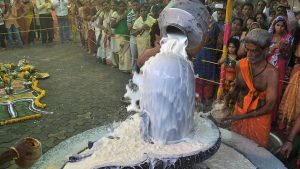 Shiva is considered an ideal husband and unmarried girls and women pray for a husband like him. In pic: Devotees at Suvarna Temple in Powai